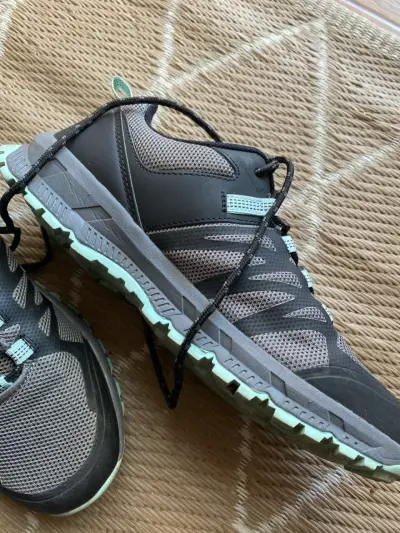 Zapatillas deportivas negras con detalles celestes - miniatura 2