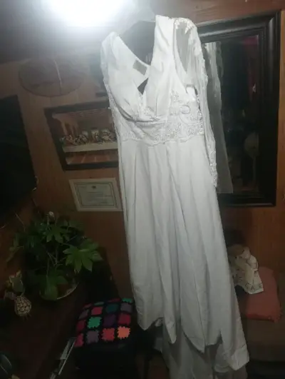 Vestido de novia blanco con encaje - miniatura 3