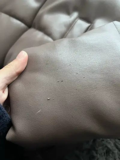 Chaqueta acolchada marrón con capucha - miniatura 2