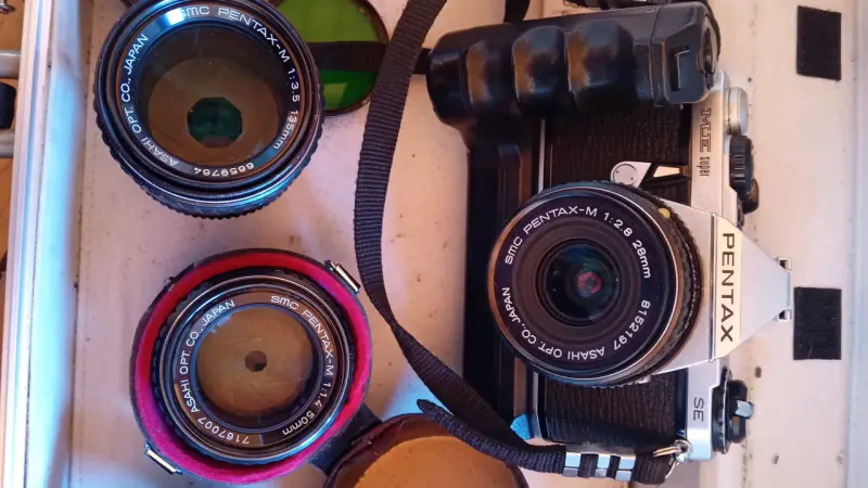 Cámara Pentax con lentes intercambiables y estuche - 2