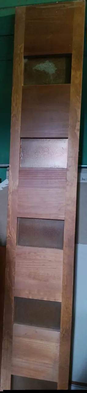 Puerta de madera con paneles de vidrio