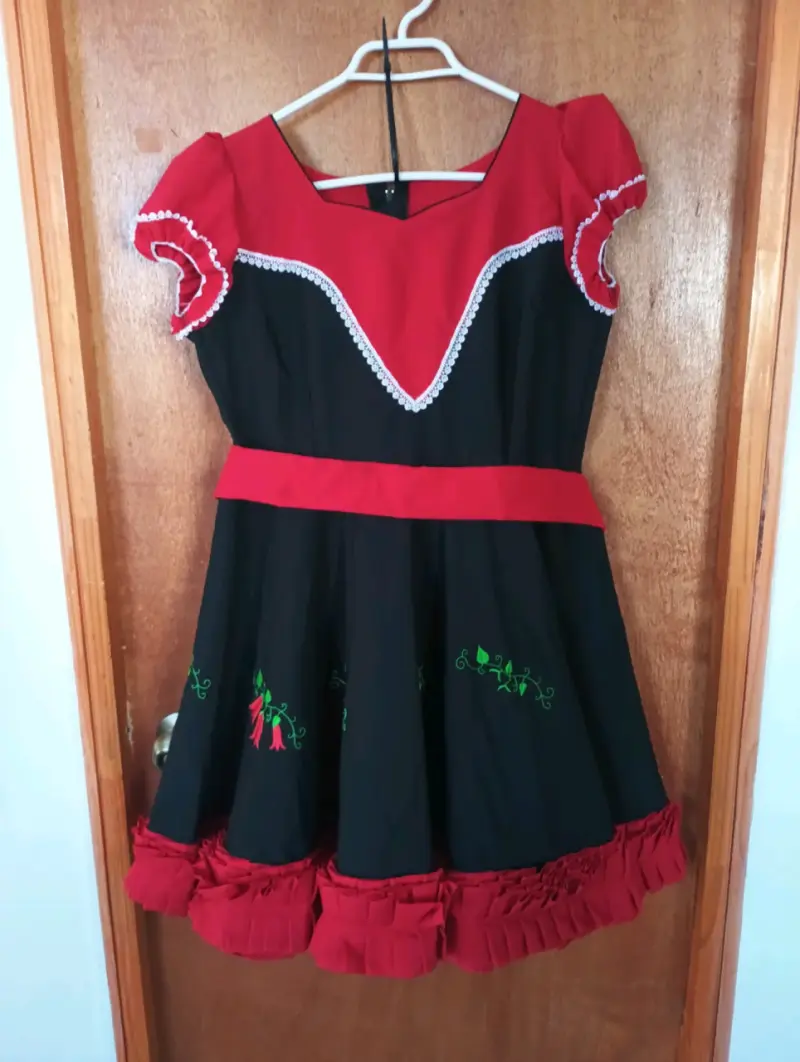 Vestido típico chileno rojo y negro con bordados