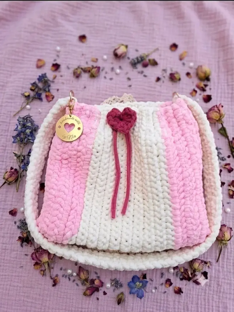Bolso tejido a mano en tonos rosados