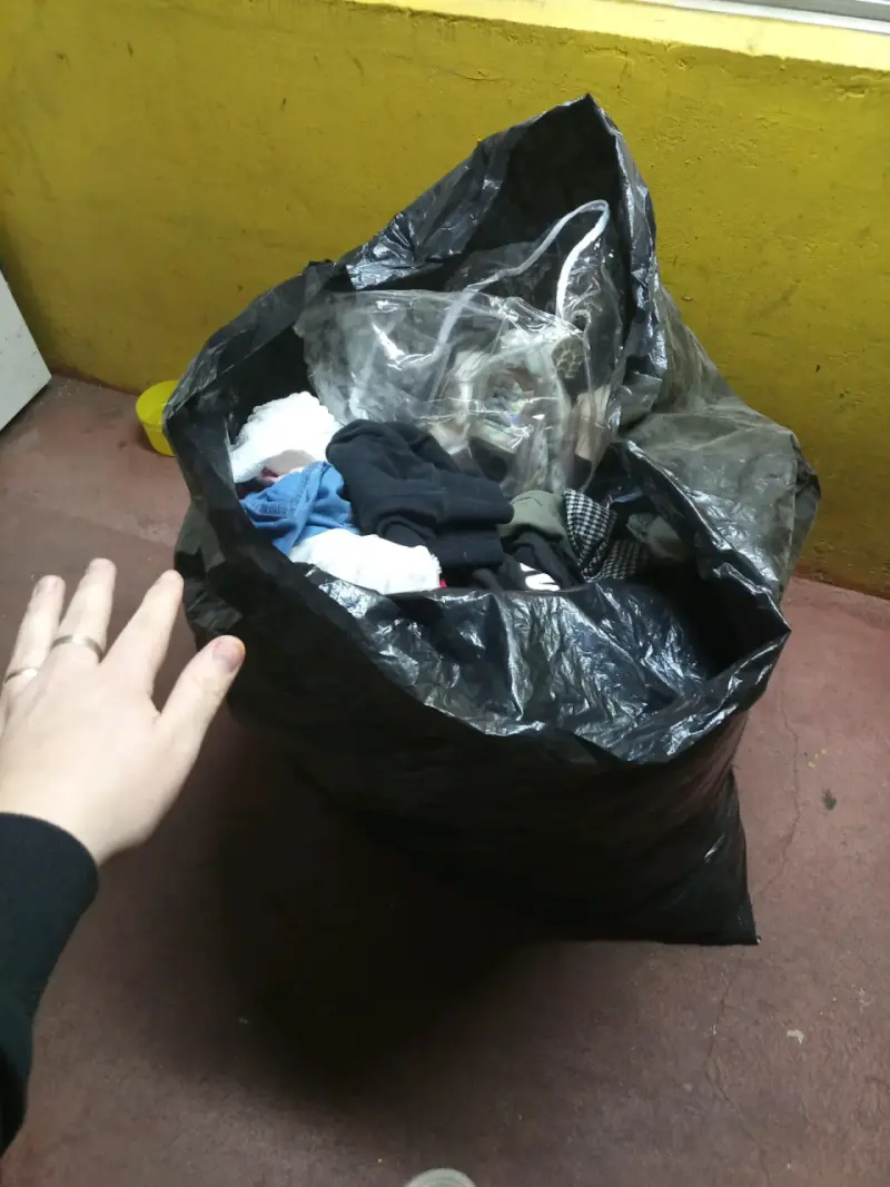 Bolsa de ropa usada variada en buen estado