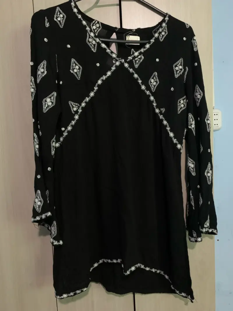 Vestido negro con bordado blanco Umbrale - 1