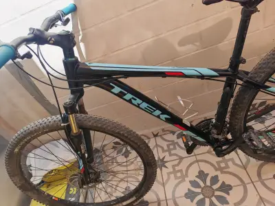 Bicicleta de Montaña Trek Negra y Azul - miniatura 1