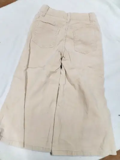 Pantalones beige para niños con diseño de leopardo - miniatura 2