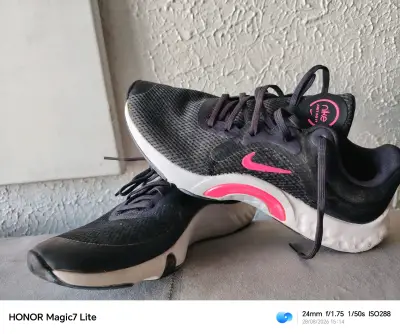 Zapatillas deportivas Nike negras y rosas - miniatura 1