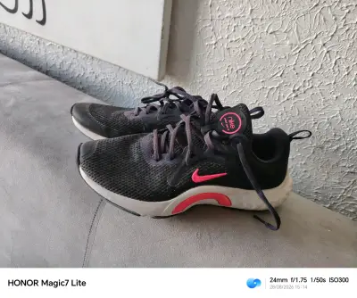 Zapatillas deportivas Nike negras y rosas - miniatura 3