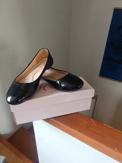 Zapatos planos de charol rosa y negro - miniatura 2