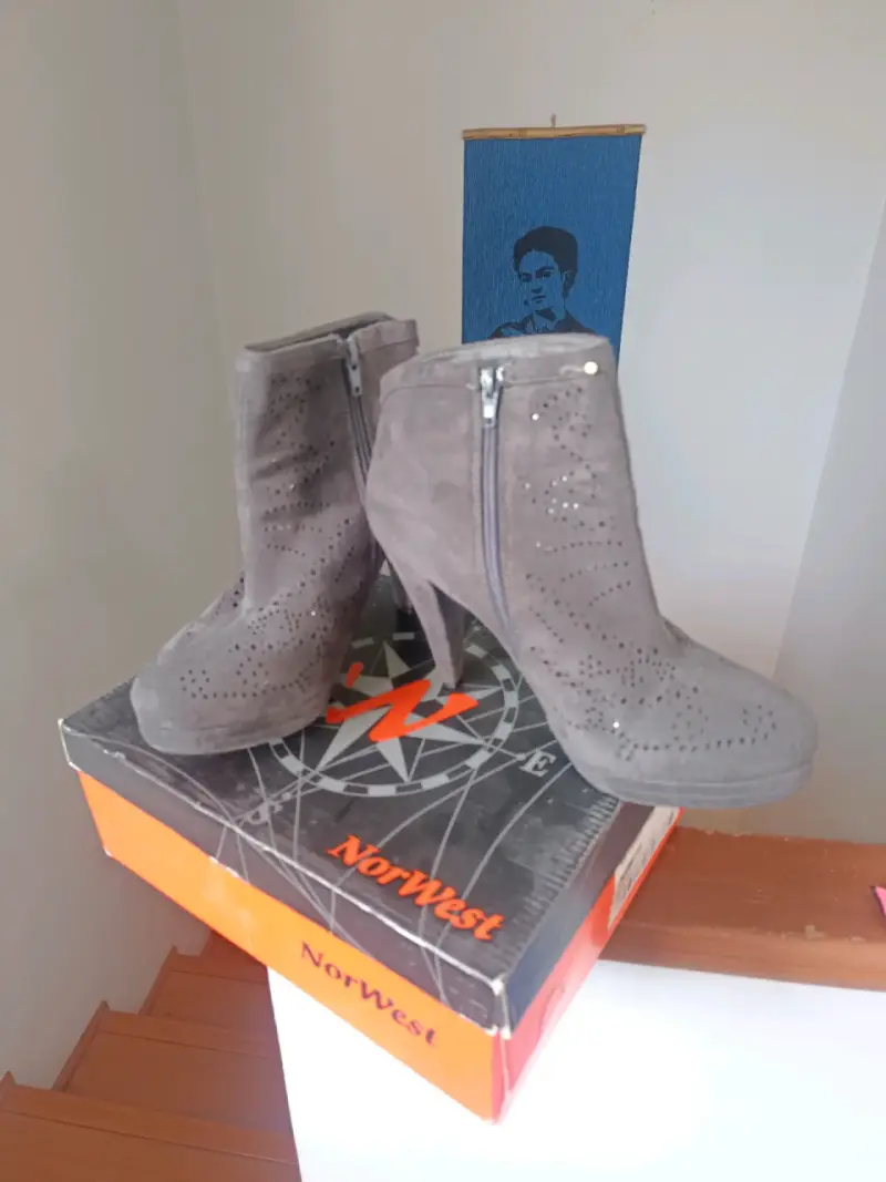 Botines de tacón alto NorWest gris con diseño perforado