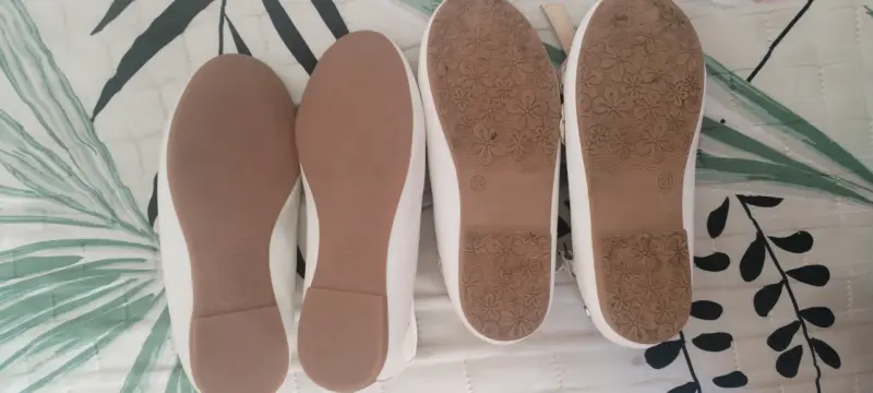 Zapatos de niña blancos con detalles decorativos - 1