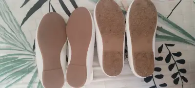 Zapatos de niña blancos con detalles decorativos - miniatura 1