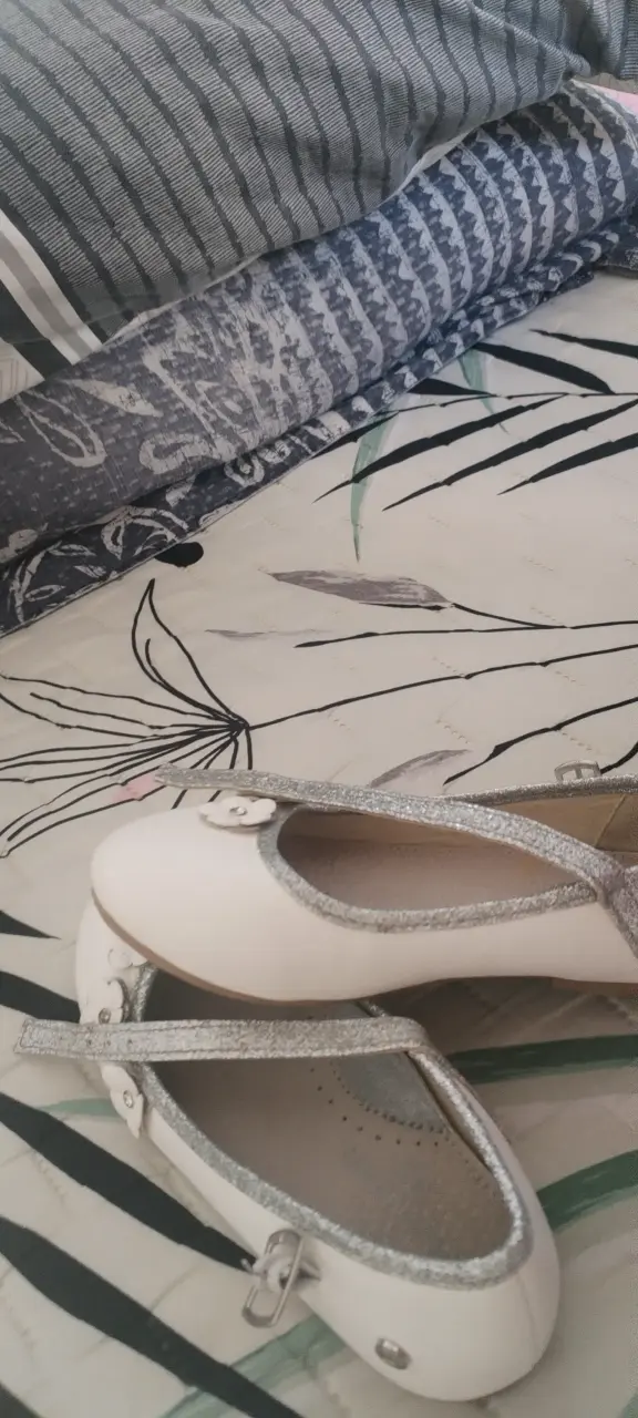 Zapatos de niña blancos con detalles decorativos - 5