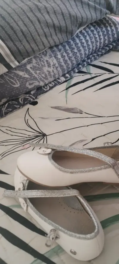 Zapatos de niña blancos con detalles decorativos - miniatura 5