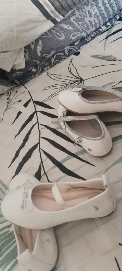Zapatos de niña blancos con detalles decorativos - miniatura 6