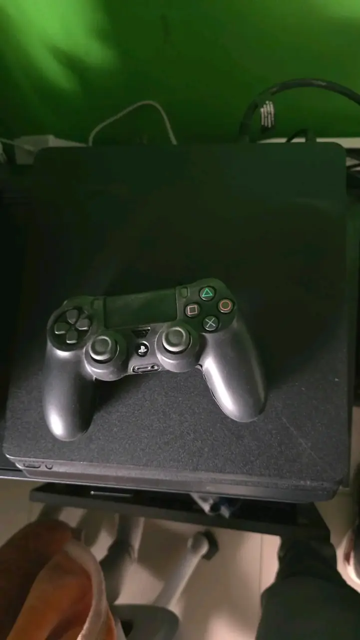 Playstation 4 1TB + Control