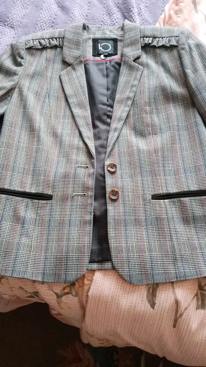 Blazer a cuadros gris con detalles únicos