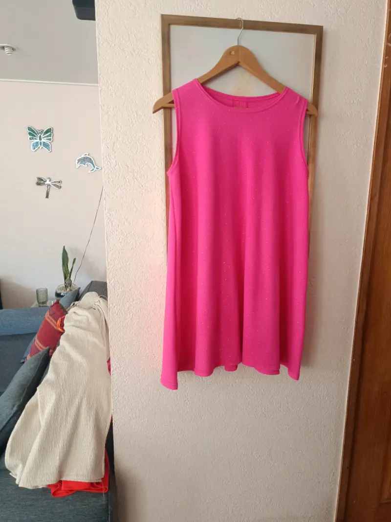 Vestido sin mangas fucsia con detalles brillantes - 1