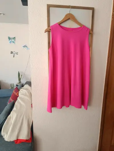Vestido sin mangas fucsia con detalles brillantes - miniatura 1