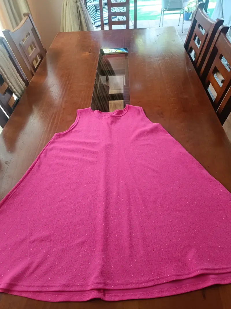 Vestido sin mangas fucsia con detalles brillantes - 2
