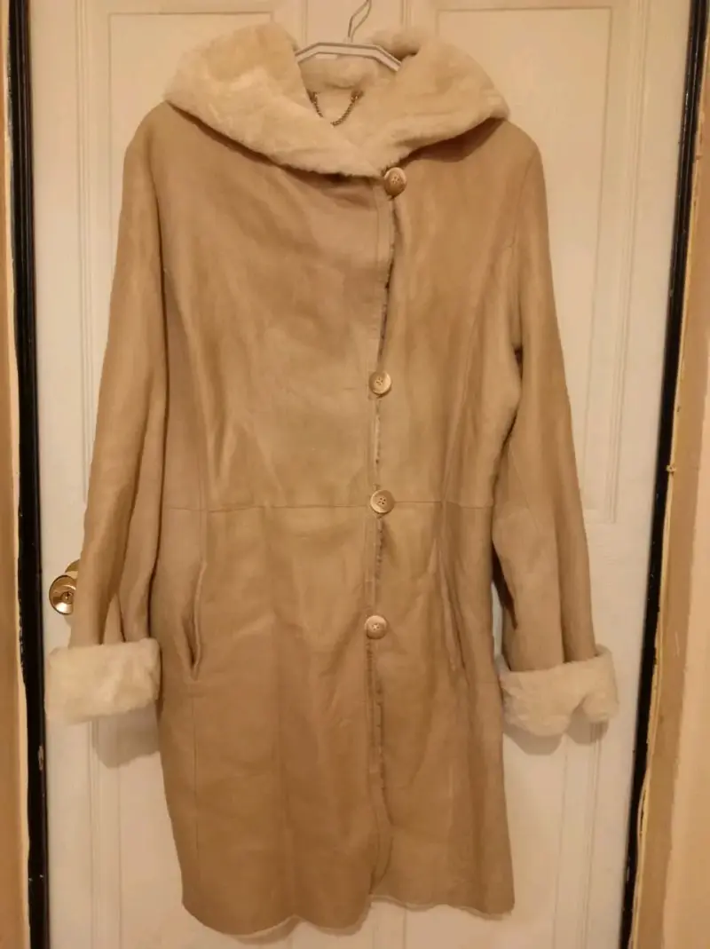 Abrigo de piel sintética beige con capucha - 1