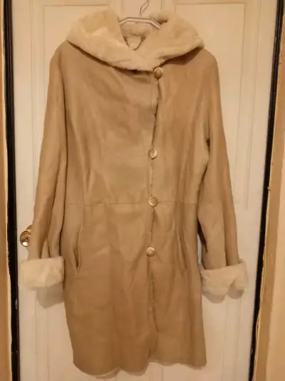 Abrigo de piel sintética beige con capucha - miniatura 1