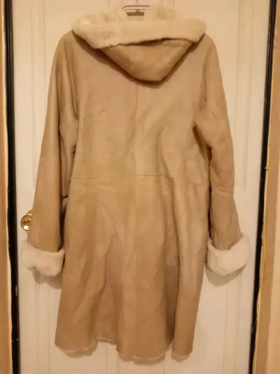 Abrigo de piel sintética beige con capucha - miniatura 2