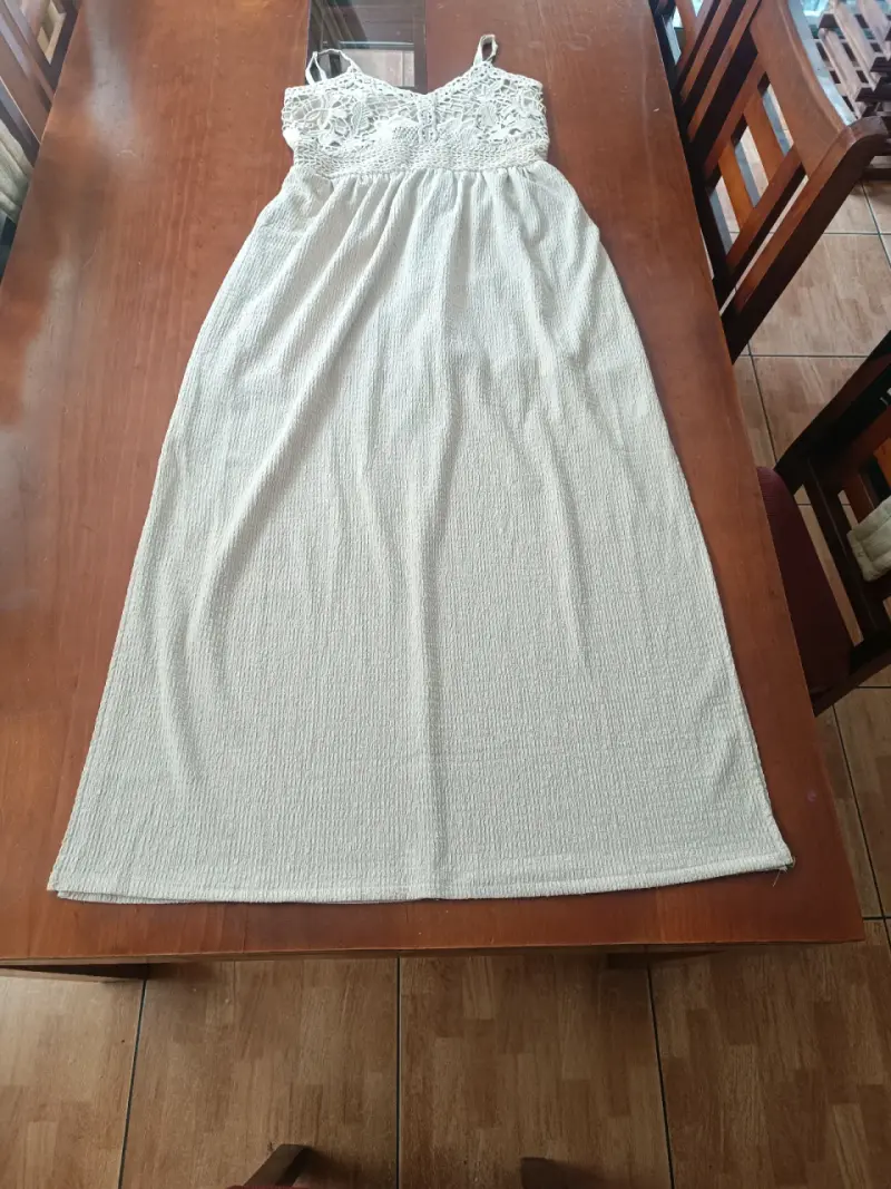 Vestido largo blanco con encaje floral - 1