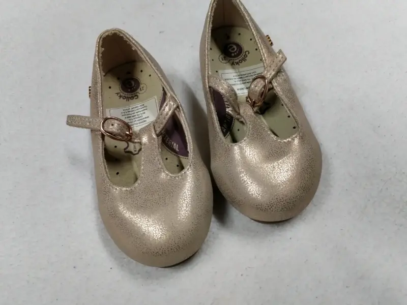 Zapatos de niña dorados con correa ajustable - 2