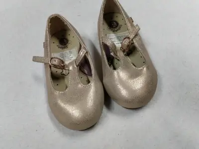 Zapatos de niña dorados con correa ajustable - miniatura 2