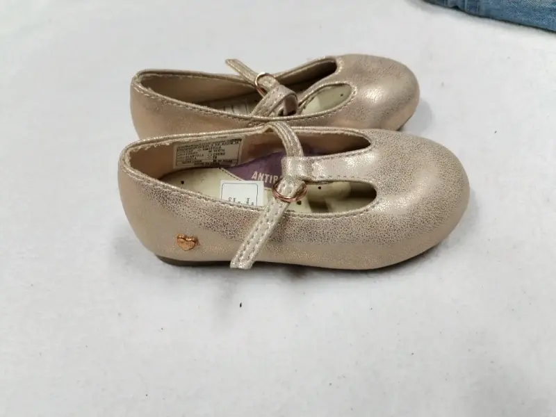 Zapatos de niña dorados con correa ajustable - 3
