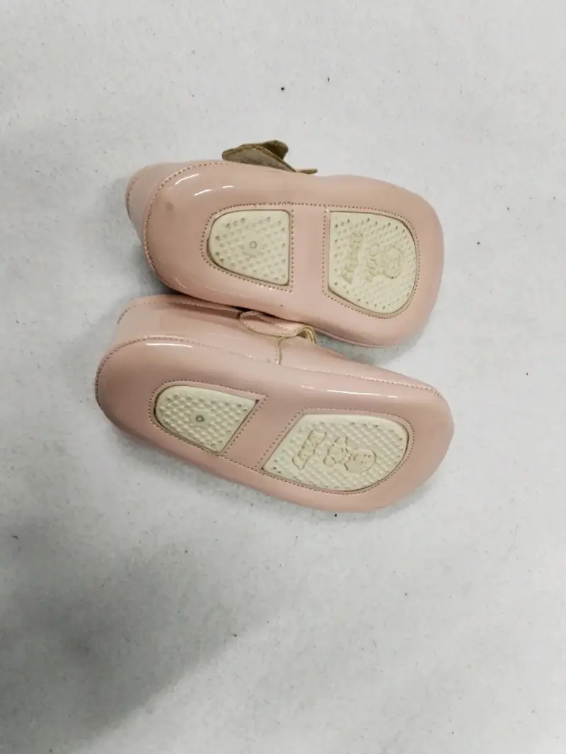 Zapatos de niña dorados con correa ajustable - 5