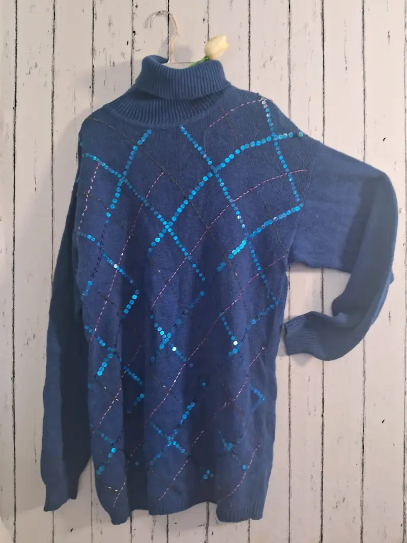 Suéter azul con lentejuelas y cuello alto