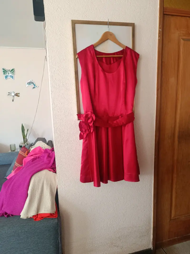 Vestido rojo elegante con cinturón floral