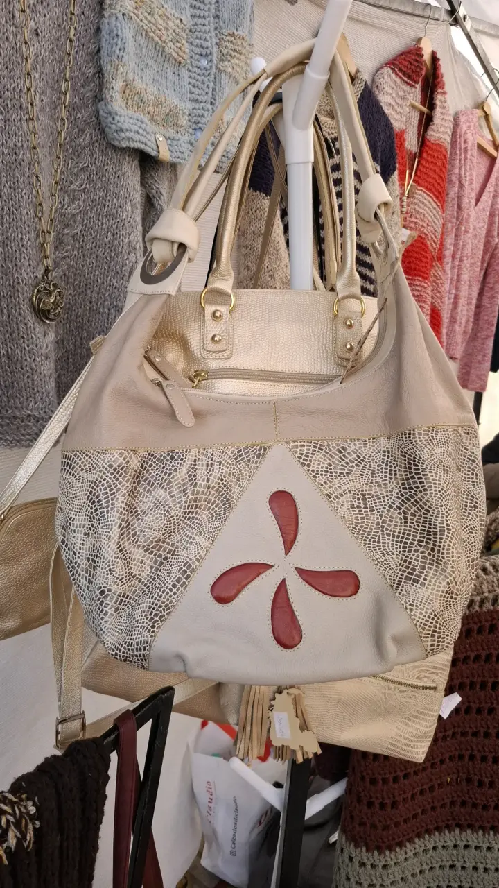Bolso de cuero beige con diseño floral