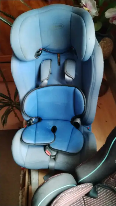 Silla de auto infantil azul con protección - miniatura 1