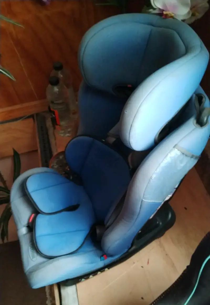 Silla de auto infantil azul con protección - 2