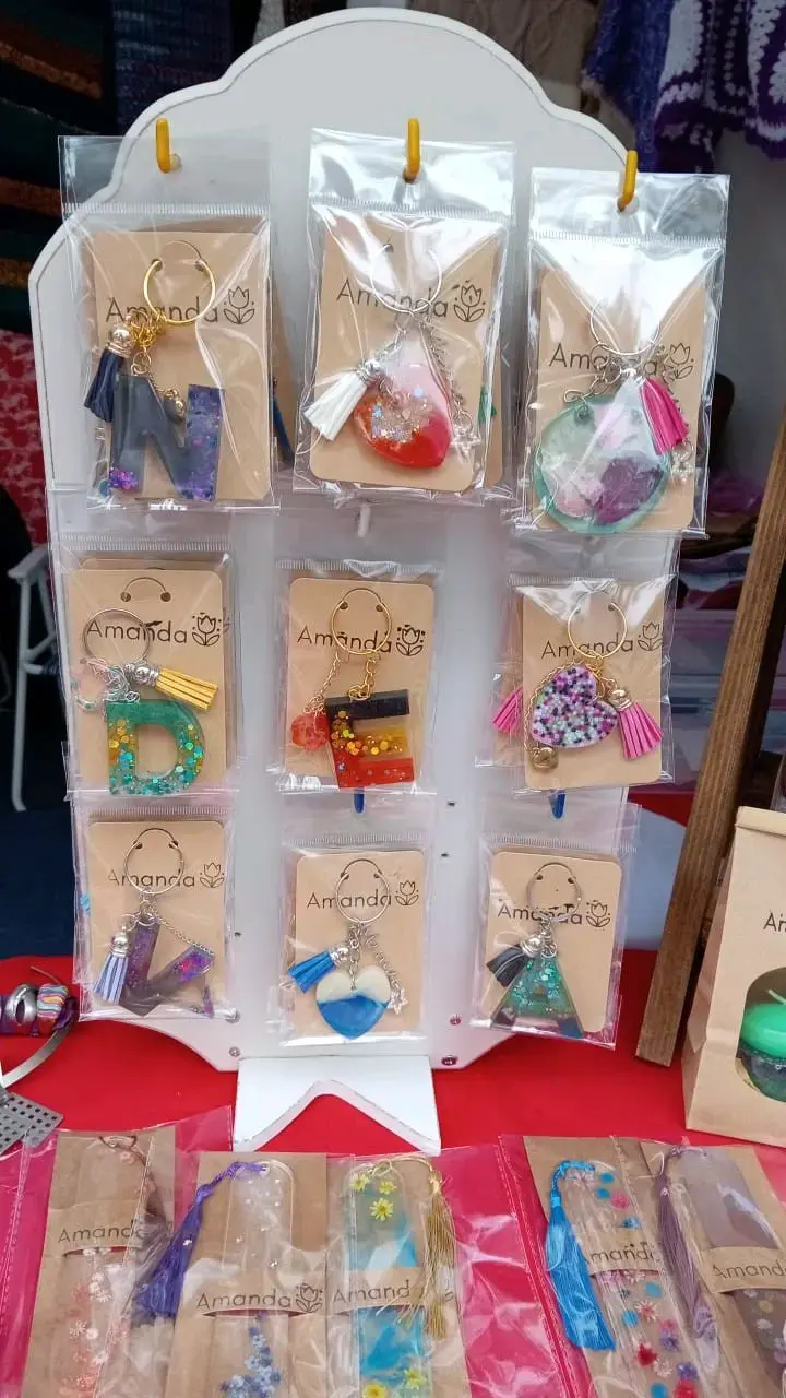 Llavero de resina con iniciales y colgantes