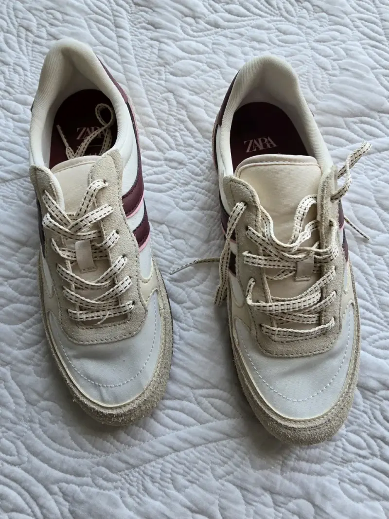 Zapatillas deportivas Zara blancas y burde - 1