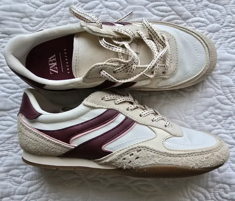 Zapatillas deportivas Zara blancas y burde - 2