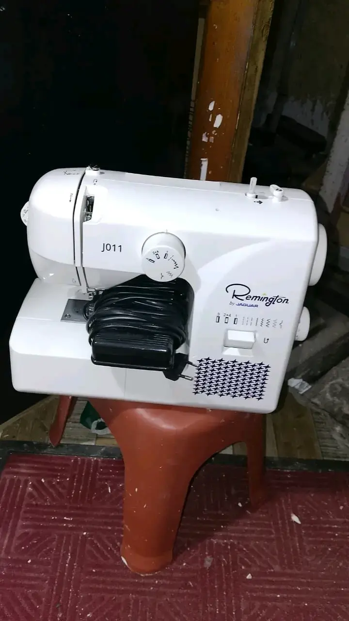 Máquina de Coser Remington J011 Compacta - 2