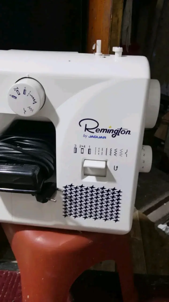 Máquina de Coser Remington J011 Compacta - 3
