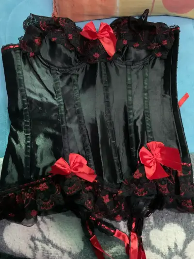 Corset negro con encaje rojo y lazos - miniatura 1