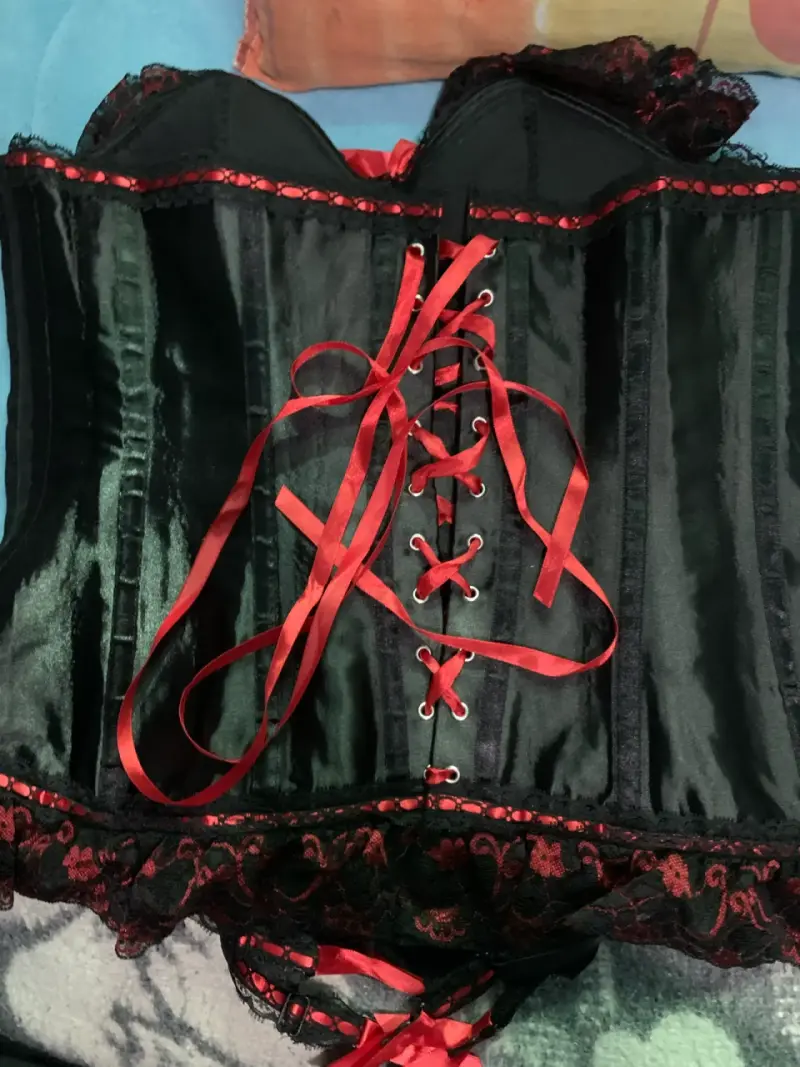 Corset negro con encaje rojo y lazos - 2