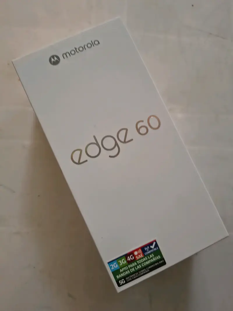 Motorola Edge 60 verde con funda - 1