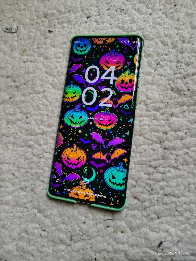Motorola Edge 60 verde con funda - 2