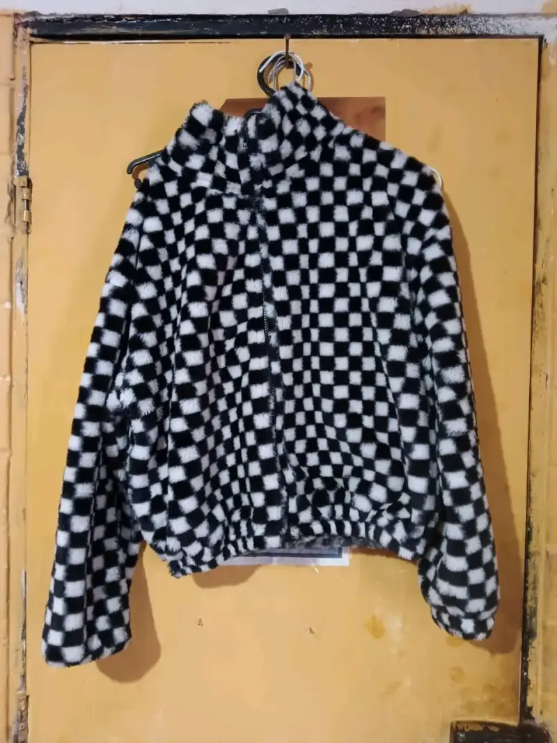 Chaqueta de felpa a cuadros blanco y negro