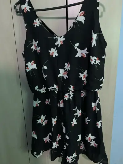 Vestido corto floral negro Lush - miniatura 1