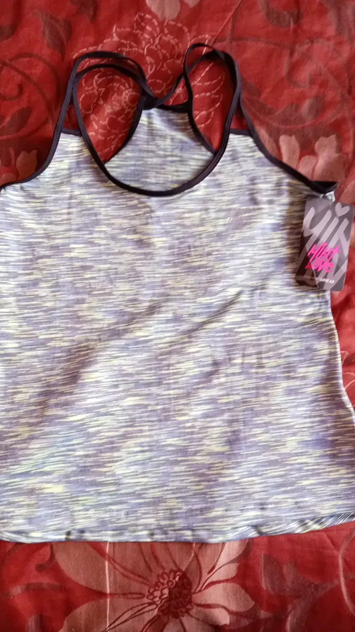 Polera deportiva sin mangas Mixt Love